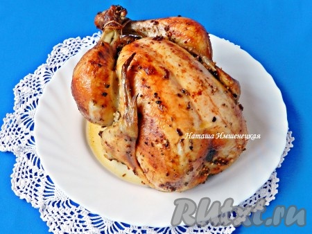 Курица, запеченная в духовке целиком по этому рецепту, получается вкусной, сочной и ароматной.

