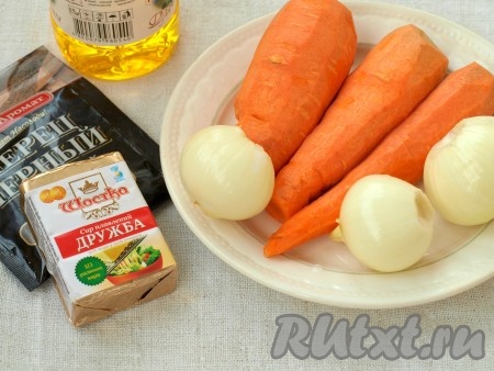 Очищаем лук и морковь.