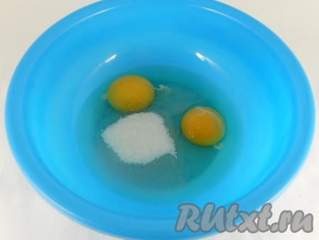 В глубокую миску всыпать сахар и добавить яйца.