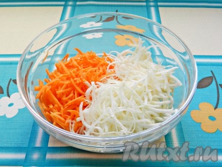 Морковь и корень сельдерея натереть на крупной терке или нарезать тонкой соломкой.
