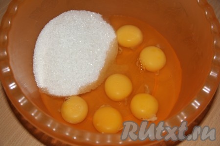 Для приготовления теста в глубокую миску всыпать сахар и добавить яйца. Перемешать венчиком.
