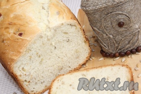 Готовый луковый хлеб слегка остудить, достать из хлебопечки и остудить на решётке.
