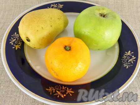 Яблоко, грушу и мандарин хорошенько помыть.