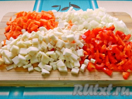 Нарезать все подготовленные овощи на небольшие кубики.