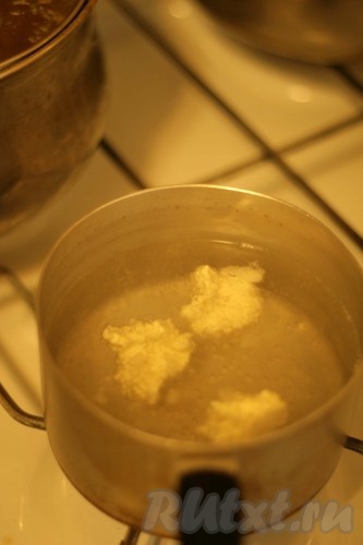 Убрать в холодильник на полчаса. С помощью чайной ложки сформировать ньокки. Варить в кипящей воде, когда ньокки всплывут, вытащить шумовкой.
