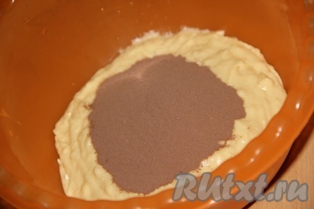 Влить яичную смесь в муку и хорошо перемешать ложкой. Затем добавить какао.