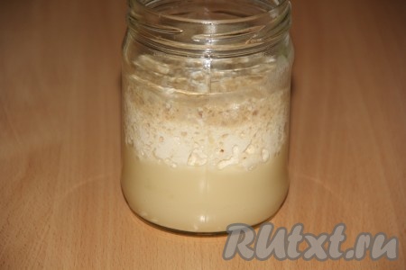Для приготовления опары развести в тёплом молоке дрожжи, добавить сахар. Для того чтобы дрожжи ожили, оставить опару в тёплом месте на 10-15 минут.

