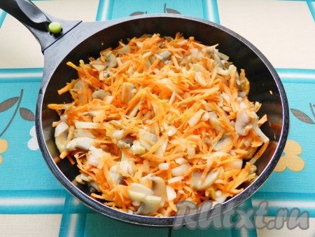 Затем добавить сливочное масло. Морковь натереть на терке, лук нарезать и выложить в сковороду к грибам.