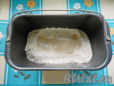 Тесто для кулебяки можно приготовить в хлебопечке. Для этого в контейнер хлебопечки выложить ингредиенты для теста: молоко, соль, сахар, масло, муку и дрожжи. Включить режим "Дрожжевое тесто". Тесто для кулебяки в хлебопечке будет готово через 1 час 25 минут. Тесто достать из хлебопечки, дать ему подойти еще 20-30 минут.
