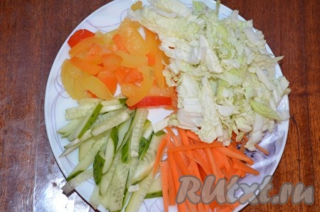 Огурец и морковь нарезать тонкой соломкой, перец - обычной соломкой, капусту нашинковать. Фасоль отварить в течение 3 минут.
