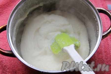 Молоко смешать с сахаром, ванильным сахаром и довести до кипения. В кипящее молоко добавить манную крупу и варить 5-10 минут при постоянном помешивании. Масса должна стать густой.
