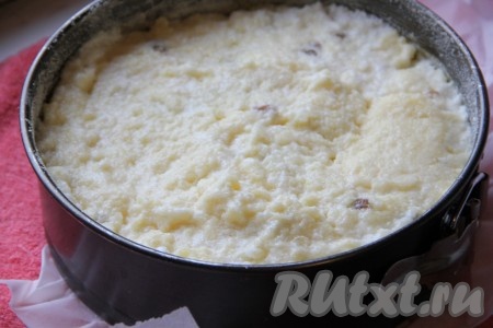 Форму смазать сливочным или растительным маслом, обильно присыпать манкой и выложить в форму полученное тесто.