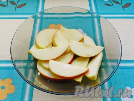 Яблоки вымыть, нарезать дольками, сбрызнуть лимонным соком.
