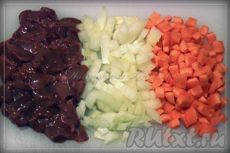Нарезать лук, морковь и печень куриную.

