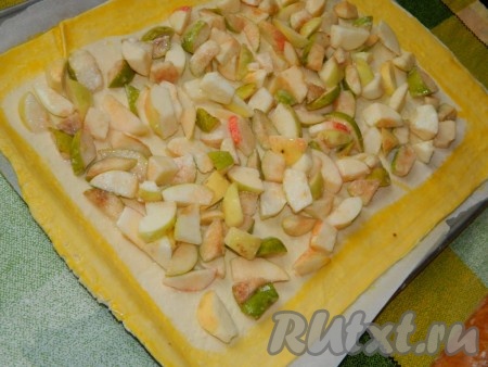 Выкладываем на тесто грушево-яблочную начинку, оставляя по бокам немного места, которое смазываем взбитым яйцом.
