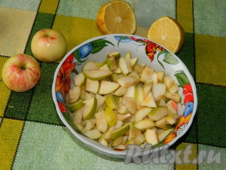 Груши и яблоки режем на небольшие кусочки и поливаем свежевыжатым лимонным соком.
