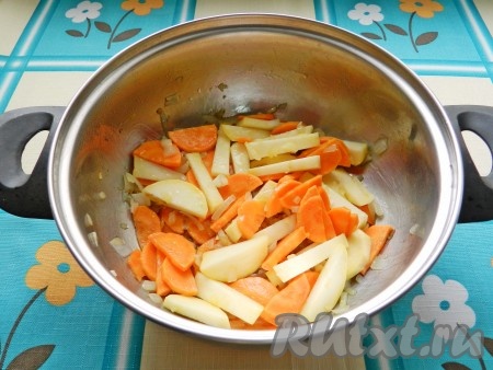 Выложить в кастрюлю морковь и репу, посолить, поперчить по вкусу, влить 1 литр горячей воды и варить 5-7 минут до мягкости овощей.