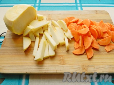 Репу (или картофель) и морковь очистить и нарезать брусочками.
