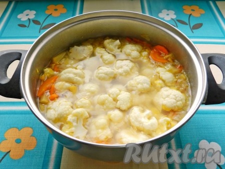 Добавить капусту  в суп, довести до кипения и варить 5 минут.
