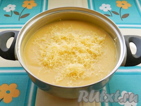 Сыр натереть на терке, добавить в суп. Поставить на медленный огонь и варить, помешивая, пока сыр полностью не расплавится.