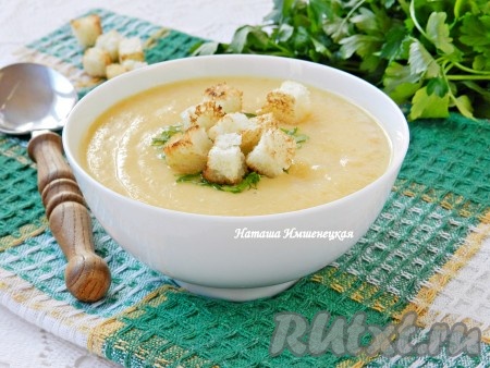 Вкусный и нежный сырный суп с цветной капустой готов.