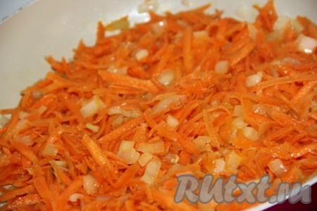 Обжарить лук и морковь на разогретом растительном масле на сковороде до золотистого цвета. 
