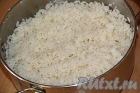 Рис промыть, залить водой, слегка посолить и сварить до готовности.