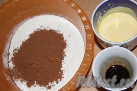 В глубокую миску просеять муку, добавить соль, сахар, какао. Масло растопить и остудить. Кофе развести в воде.