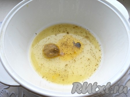 В глубокой посуде смешать сок 1 апельсина и 0,5 лимона. Добавить мед и горчицу. Хорошенько перемешать до однородности.