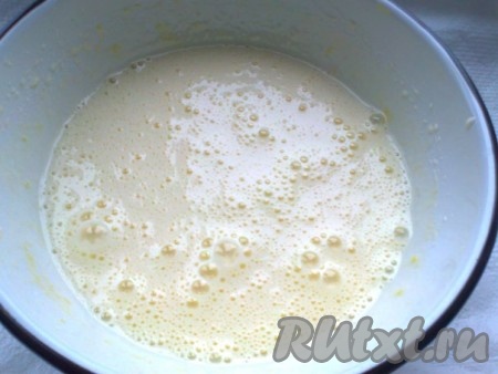 Приготовим тесто. Яйца при помощи миксера  хорошо взбить с сахаром в течение 5 минут до увеличения в объеме и растворения сахара.
