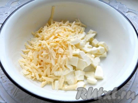 Моцареллу порезать небольшими кусочками, добавить натертый на крупной терке твердый сыр.