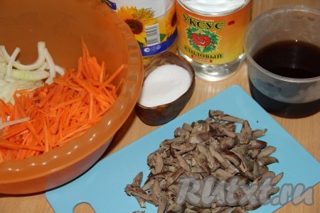 Морковь нашинковать с помощью тёрки для корейской моркови. Сердечки нарезать соломкой.