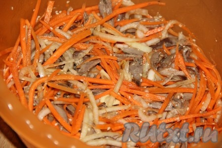 Салат из куриных сердечек и моркови по-корейски выложить в салатник и можно подавать к столу. 
