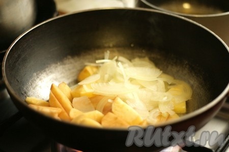 Обжарить яблоки и лук на 1 столовой ложке оливкового масла в течение 5 минут.
