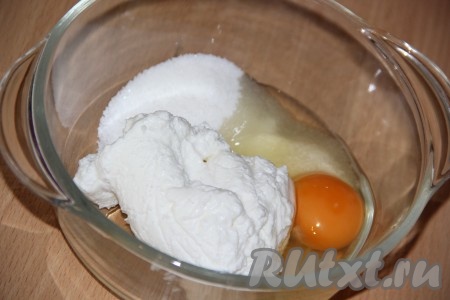 Приготовить творожную начинку: в тарелке соединить творог, яйцо, сахар, ванильный сахар и хорошо перемешать.
