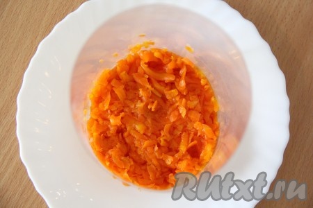 На плоскую тарелку выставляем бортики для салата. Морковь, натёртую на крупной тёрке, выкладываем первым слоем, солим, смазываем майонезом.
