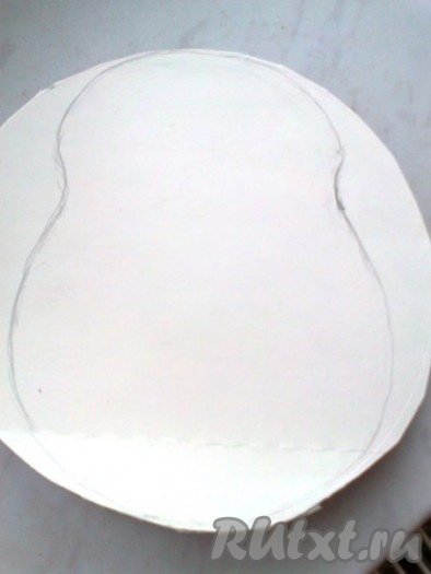 Из листа бумаги по размеру блюда вырезаем круг. Рисуем на этом круге мордочку овцы, вырезаем ее. Вырезанную мордочку не используем,  используем только оставшийся вырезанный внешний контур рисунка.

