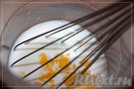 Для приготовления заливки соединить молоко и яйцо, слегка взбить венчиком или просто вилкой.
