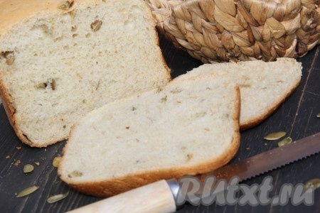 Затем хлеб, приготовленный на простокваше в хлебопечке, слегка остудить, достать из ведёрка и остудить на решётке. Этот рецепт особенно понравится тем, кто любит хлеб с семечками.
