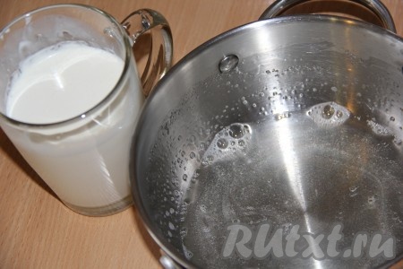 Залить желатин 2-3 столовыми ложками холодной воды и оставить набухать. Ванильный сахар и сахар добавить в сливки и хорошо перемешать.
