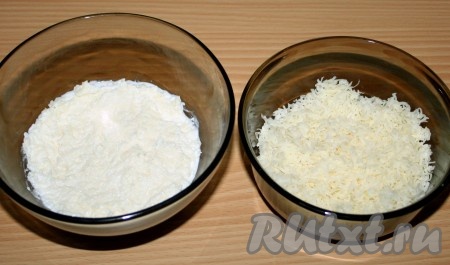 Отложить в другую чашку 1/3 часть сыра. В большую часть добавить майонез или сметану и перемешать сырную массу.
