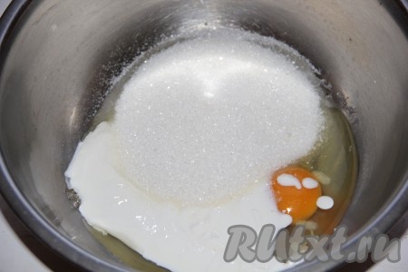 Для приготовления коржа взобьем яйцо с сахаром и сметаной.
