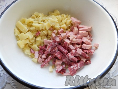 Картофель и морковь отварить, остудить и очистить. В глубокую миску порезать картофель небольшими кубиками. Также порезать колбасы или отварное мясо (свинину, говядину или курицу).