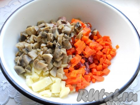 Морковь нарезать кубиками, маринованные шампиньоны - кусочками. Добавить грибы и морковь к картошке с колбасой.