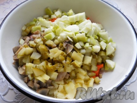 Добавить в салат порезанные также кубиками очищенное от кожуры и семян яблоко и маринованные огурчики.