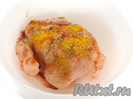 Цыпленка хорошо помыть и обсушить. Посыпать перцем, паприкой, карри и солью. Хорошо натереть этой смесью цыпленка и снаружи, и внутри.
