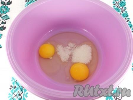  В первую очередь нужно испечь блинчики. К яйцам добавить сахар и щепотку соли. 