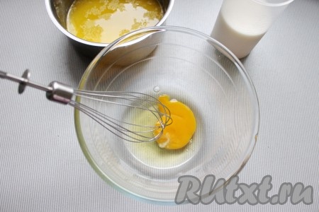 В отдельной мисочке соединить теплое молоко, яйцо и охлажденное растопленное масло, все слегка взбить.
