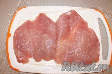 Мясо надрезать вдоль, но не до конца и развернуть, чтобы получился пласт прямоугольной формы.