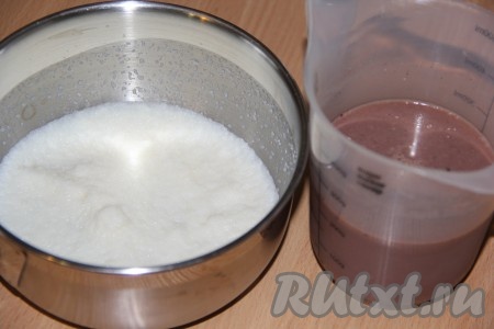 В 100 мл молока добавить желатин и оставить на 15 минут для набухания. В оставшиеся 200 мл молоко добавить какао, сахар, ванильный сахар, тщательно перемешать.
